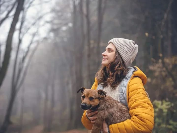 Jaki kolor czapki do musztardowej kurtki? Odkryj najlepsze zestawienia