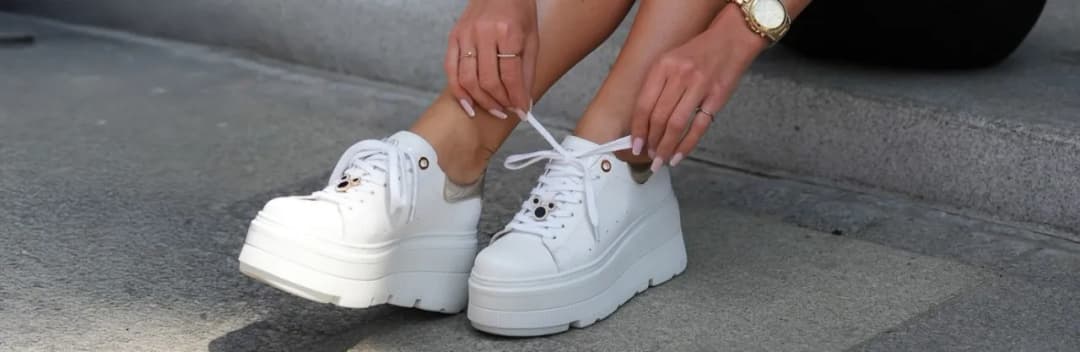 Co to są buty sneakersy? Odkryj ich cechy i stylowe zastosowanie