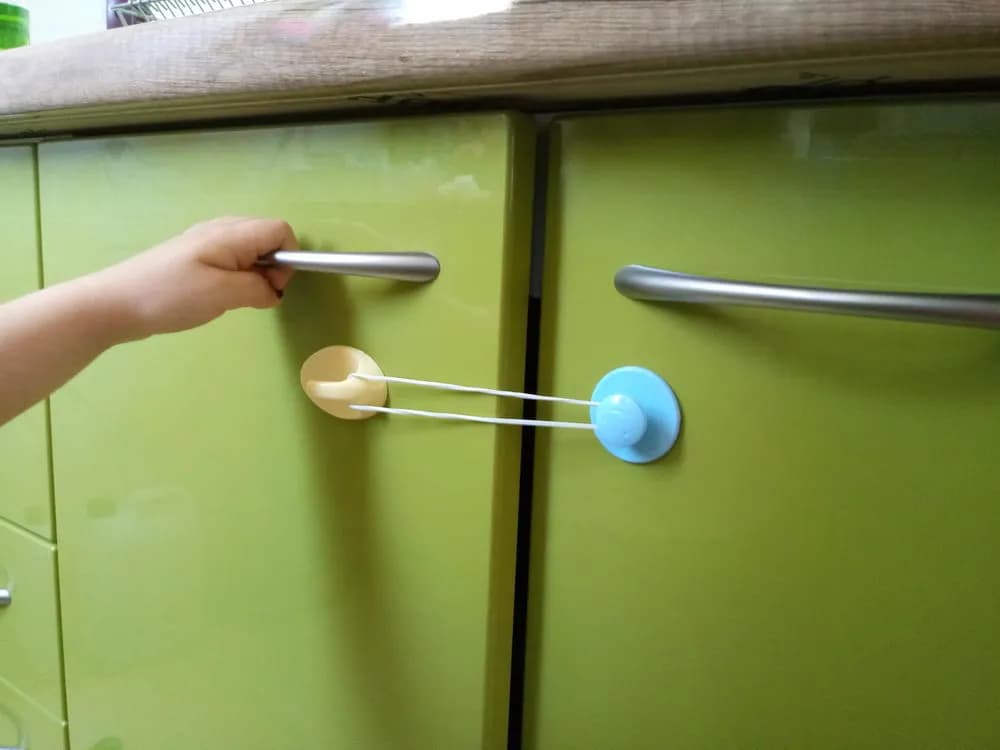 Jak zabezpieczyć szuflady przed dzieckiem - skuteczne domowe sposoby