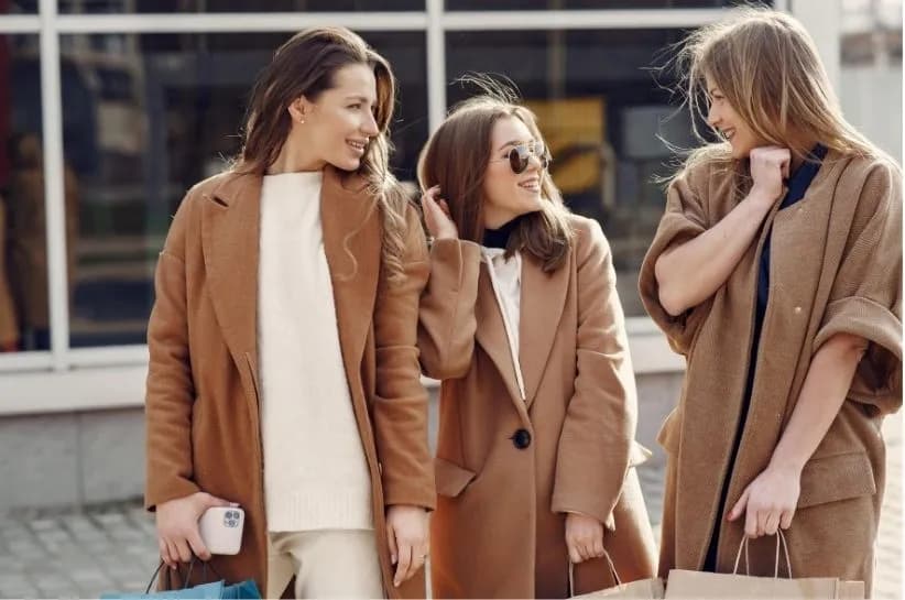 Jaką czapkę wybrać do beżowego płaszcza, aby wyglądać stylowo?