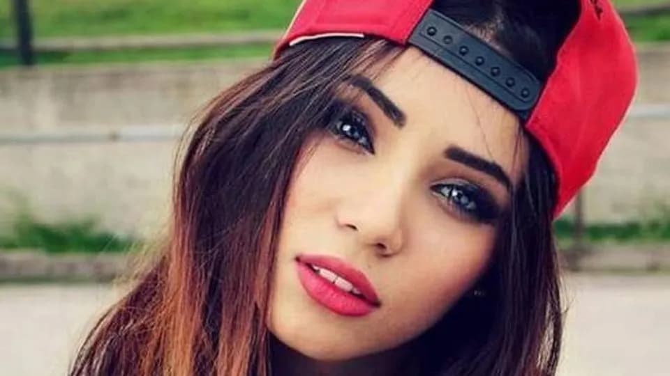 Jaką fryzurę do czapki z daszkiem wybrać, by wyglądać stylowo?