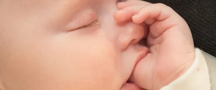 Jak oduczyć dziecko ssać palec i uniknąć problemów z zębami
